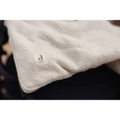 Jollein Grain Knit Oatmeal 3/5 Punts 0-9 Maanden Autostoel Voetenzak 025-811-67047 -Baby Wereld Verkoop jollein grain knit oatmeal 0 9 maanden autostoel voetenzak 025 811 67047 1